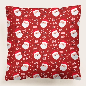 Primer plano de funda de cojín navideña roja con Papá Noel y frase HO HO HO