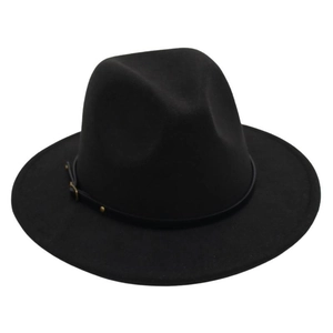 Detailansicht eines klassischen schwarzen Filzhutes mit Gold-Schnalle und elegantem Zierband