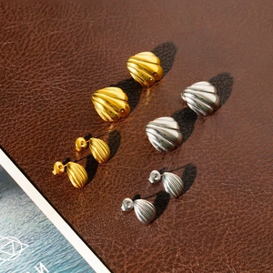 Ohrstecker in Muschelform aus Titan in Gold und Silber mit gerippter Texturoberfläche