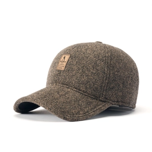 Braune Winter-Baseballkappe mit Fischgrätmuster und Lederaufnäher aus warmer Wolle