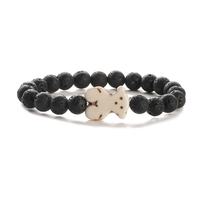 Vista dettagliata del bracciale elastico in pietra lavica nera con ciondolo a orso
