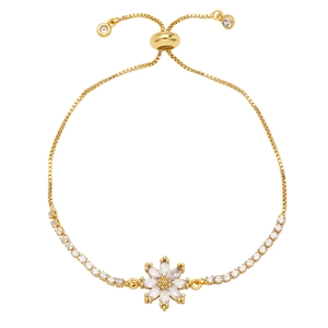Adjustable golden bolo bracelet with daisy flower charm made of zircon stones