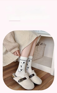Gros plan de chaussettes en coton avec motif mouton et texte I like counting sheep