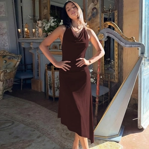 Détail de la robe élégante en satin marron foncé à col bénitier dans une pièce de luxe