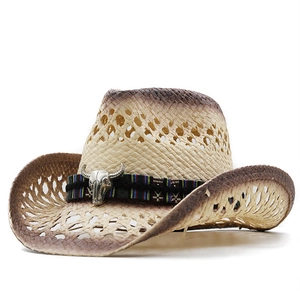 Chapeau de cowboy en paille style western avec bord vieilli et bande ethnique de plage