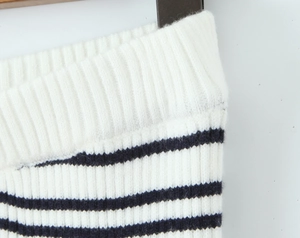Nahaufnahme des schwarz-weiß gestreiften Rippstrickgewebes mit detaillierter Textur