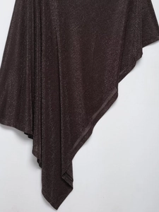 Gros plan du tissu marron métallisé avec paillettes argentées et drapé fluide