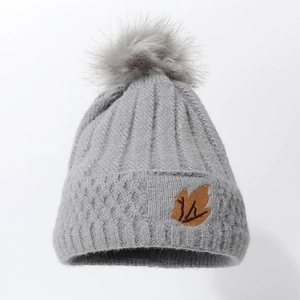 Winterliche Grobstrickmütze in Grau mit Ahornblatt-Stickerei und weichem Bommel