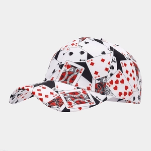 Dettaglio della stampa carte da gioco e trama in tela su un cappellino bianco