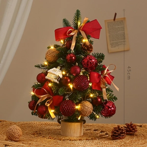 Mini albero di Natale 45cm con palline rosse, luci LED e base in legno naturale