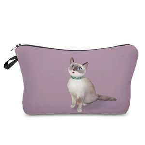 Dettaglio trousse viola con illustrazione di gatto siamese e cerniera nera resistente