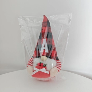 Bambola gnomo di Natale in morbido peluche con cappello a quadri rosso nero ricamato.