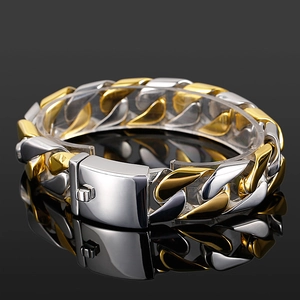 Detailaufnahme des zweifarbigen Gold-Silber-Panzerarmbands auf schwarzem Spiegelsockel