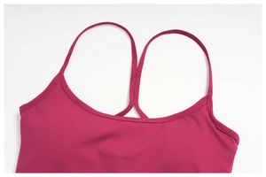 Détail d'un caraco de yoga rose avec fines bretelles et dos en Y en tissu extensible