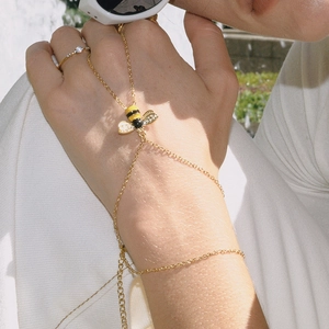 Detailansicht der goldenen Bienen-Handkette mit Emaille-Körper und Zirkonia-Flügeln