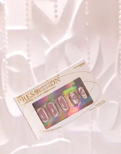 Detail von handgefertigten Press-on-Nägeln mit Cat-Eye-Effekt, Perlen und violettem Rand