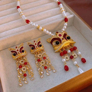 Détail d'un ensemble de bijoux lion de fête avec perles et glands dans son coffret