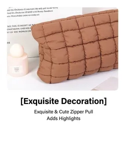 Détail de la trousse de maquillage matelassée café marron avec texture douce et coutures