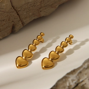 Elegante goldene Herz-Ohrhänger aus poliertem Edelstahl in gestapeltem Design