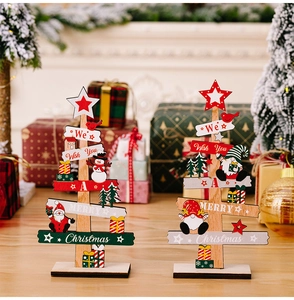 Détail d'ornements en bois pour sapin de Noël avec voeux We Wish You A MERRY Christmas