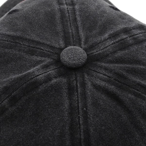 Vue détaillée du dessus d'une casquette noire montrant sa structure à six panneaux