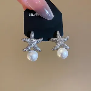 Élégantes boucles d'oreilles étoile de mer avec zircons et perles blanches brillantes