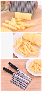 Nahaufnahme der Wellenschneider aus Edelstahl für hausgemachte Wellenschnitt-Pommes-Frites