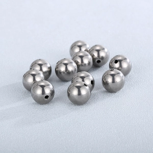 Perles en acier inoxydable poli de différentes tailles pour bijoux avec trous centraux