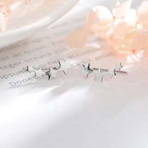 Orecchini a clip minimalisti in argento con quattro stelle collegate per donne