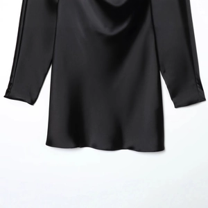 Robe élégante en satin noir avec texture soyeuse et détail d'ourlet drapé sophistiqué