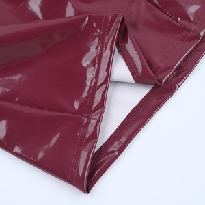 Detail des weinroten PU-Leder-Saums mit Doppelnaht und glänzendem Oberflächenfinish