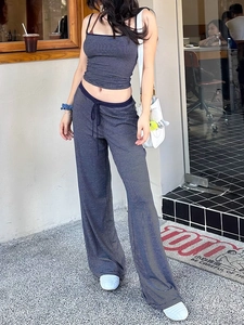 Ensemble en maille rayée avec caraco et pantalon large porté par un mannequin