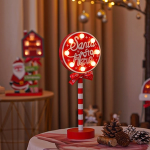 Nahaufnahme des festlichen roten LED-Schildes Santa Stop Here mit warmen Lichtern