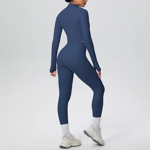 Dettaglio del set yoga blu scuro con top a maniche lunghe e leggings a vita alta aderenti