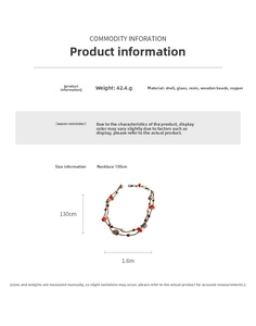 Détail d'un collier ethnique multicouche en coquillages, perles de bois et cuivre