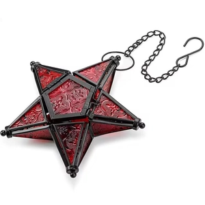 Detail van rood reliëfglas en zwart metalen frame op ster-vormige lantaarn