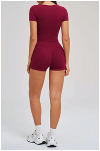Vue macro d'un short de sport bordeaux avec couture en V pour un effet galbant optimal