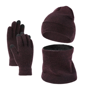 Dettaglio del set invernale bordeaux con berretto in maglia, sciarpa e guanti touch