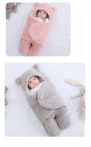 Détail de couverture emmaillotage bébé en peluche avec oreilles d'ours rose et gris