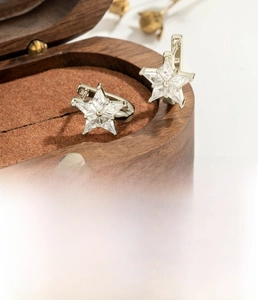 Detailed view of coffee gold star earrings with kite-cut zircon and dimensions
