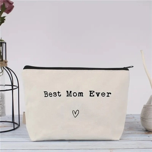 Detailansicht der bedruckten Canvas-Kosmetiktasche mit Best Mom Ever Text auf Holztisch