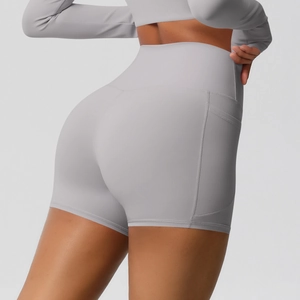 Détail du short de yoga gris taille haute avec poche latérale pratique et tissu extensible