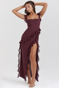 Dettaglio dell'abito lungo bordeaux con spacco, volant eleganti e tessuto in chiffon