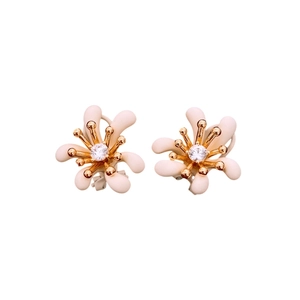 Orecchini a fiore placcati oro con petali color crema e zircone centrale lucido