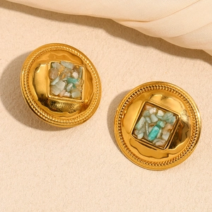 Détail macro de boucles d'oreilles rondes plaquées or 18K serties de pierres concassées