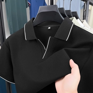 Detailaufnahme der elastischen Piqué-Stofftextur des schwarzen Herren-Poloshirts