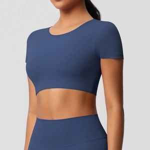 Gros plan du crop top de yoga sans couture bleu marine en tissu élastique et respirant