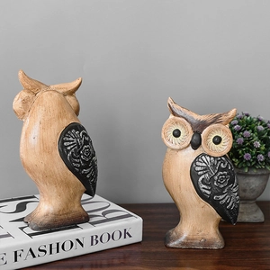 Set di due figurine di gufo minimaliste effetto legno con motivi floreali sulle ali