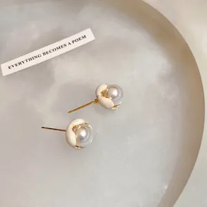 Orecchini a perno vintage francesi con petali color crema e perle bianche, vista a 45°