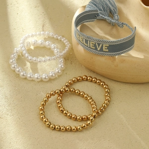 Juego de cinco pulseras de playa con perlas, cuentas y borlas azules para mujer